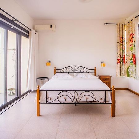 Villa Angelou - Sunlit Beach Getaway With Pool And Wifi Belle Mare Exterior foto