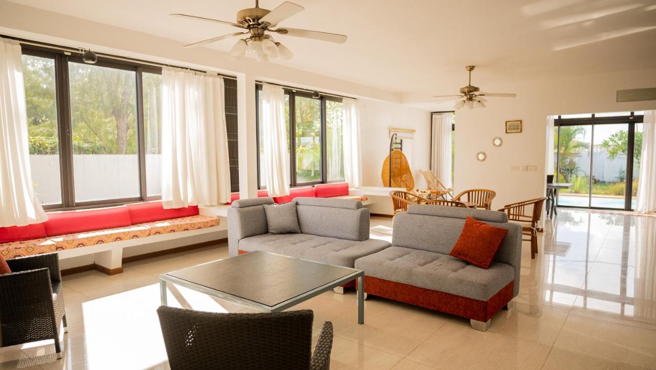 Villa Angelou - Sunlit Beach Getaway With Pool And Wifi Belle Mare Exterior foto