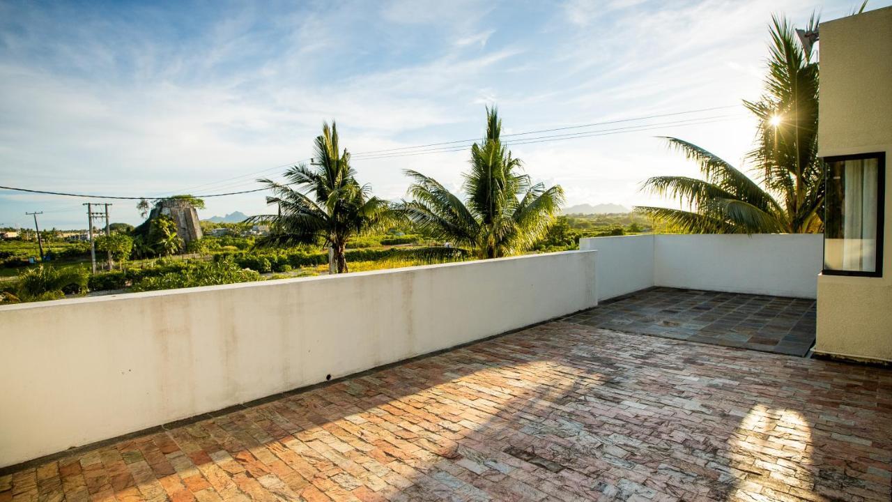 Villa Angelou - Sunlit Beach Getaway With Pool And Wifi Belle Mare Exterior foto