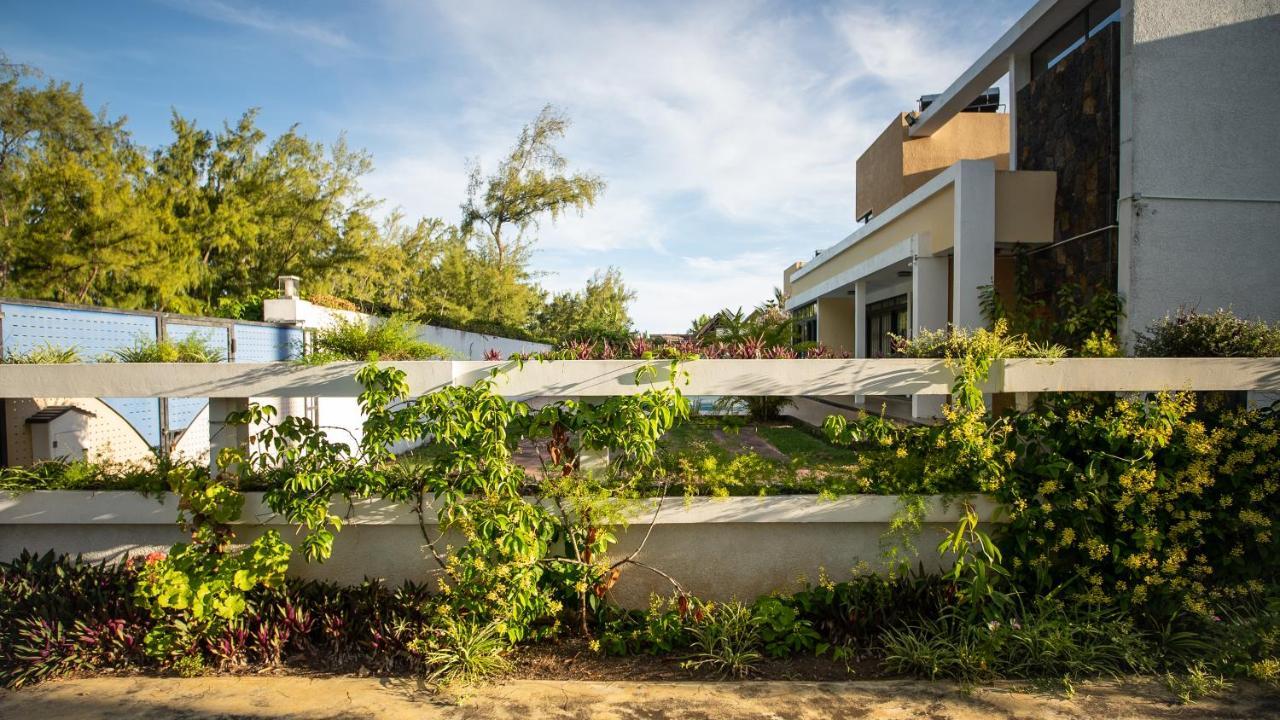 Villa Angelou - Sunlit Beach Getaway With Pool And Wifi Belle Mare Exterior foto